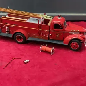 METAL CHEVROLET DI-CAST FIRE TRUCK