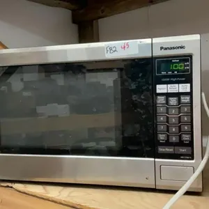 PANASONIC MICROWAVE W/ TURN TABLE + SPLATTER SHIELD