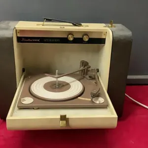 FLEETWOOD PORTABLE RECORD PLAYER