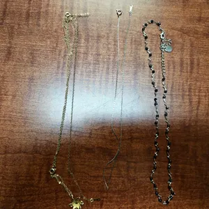 ASSORTED GOLD AND SILVER COLORED NECKLACES