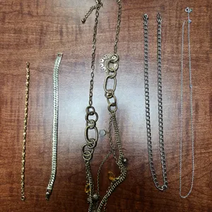 ASSORTED GOLD AND SILVER COLORED NECKLACES
