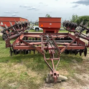 20’ International 480 Disc w/ Hyd Lift, Walking Tandems, Spring Fold Wings
