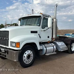 2007 Mack CHN semi truck