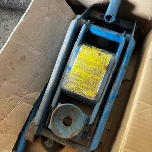 Rolling floor jack
