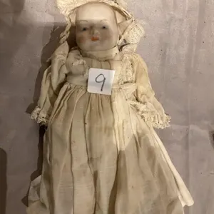 Very old porcelain doll  9T. Has one broken leg