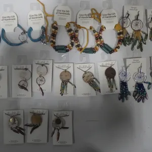 Lot of assorted jewelry (necklaces, bracelets, earrings)