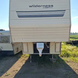 5Th Wheel camper shell, 2 5,200 lb axles no tod,  sold as is