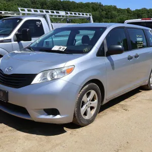 2016 Toyota Sienna Mini-Van (E972)