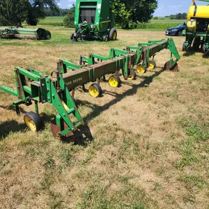 John Deere 825 Row Crop Cultivator