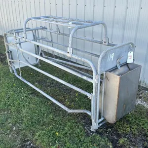 FARROWING CRATE WITH STAINLESS STEEL FEEDER