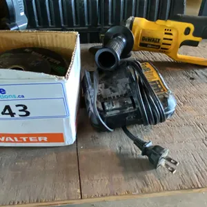 DEWALT DCG412 GRINDER, BOX OF ASSORTED GRINDING WHEELS WITH CHARGER *NO BATTERIES*