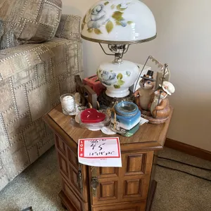 Table, lamp & décor, 18x18x21"