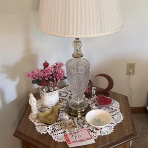Table, lamp & décor