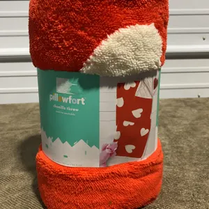 **NEW** Pillowfort Patisserie Heart Kids' Chenille Throw Blanket