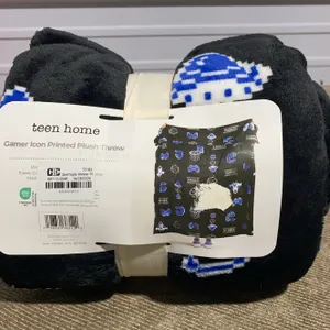 **NEW** Cozy Bliss Sportopia Winner Plush Throw - 50"X60"