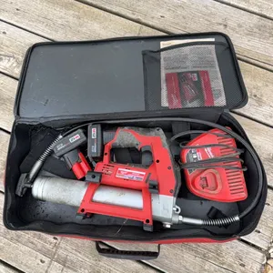 Milwaukee M12 battery operated grease gun  (GST 5% charged)