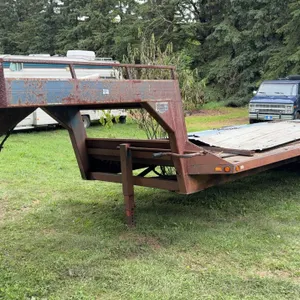 1992 32' Goose Neck Flat Deck Trailer