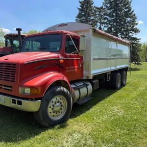 2001 International 8100 Truck