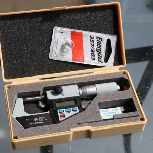 Mitutoyo electronic 1" caliper in fitted case