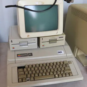 Vintage 1980s Apple IIE with two Apple Disk drives and Apple Monitor. See photos for internals , unt