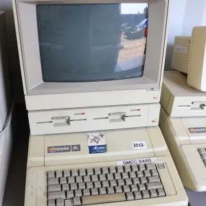 Vintage 1980s Apple IIE with Apple Duo Disk, and Apple ColorMonitor IIe. See photos for internals , 