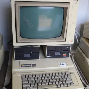 Vintage 1980s Apple IIE with two Apple Disk II disk drives and Apple Monitor II. See photos for inte