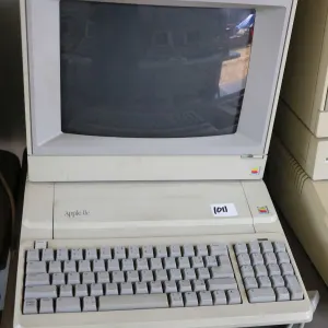 Vintage 1980s Apple IIE and a AppleColor CompositeMonitor IIe. See photos for internals , untested a