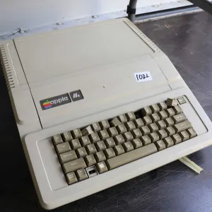 Vintage 1980s Apple IIE. See photos for internals , untested at time of cataloguing