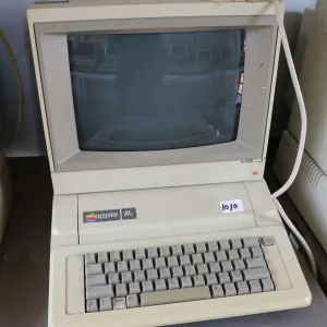 Vintage 1980s Apple IIE and a Apple ColorMonitor IIe. See photos for internals , untested at time of