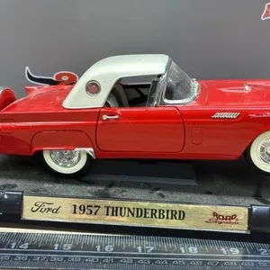 Road Signatures 1:18 1957 Ford Thunderbird.