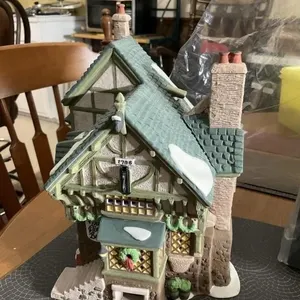 Heritage Village Collection. Dickens Village