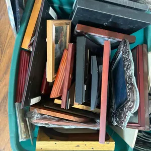 LARGE COLLECTION OF PICTURE FRAMES