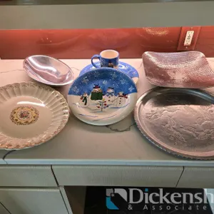 COLLECTION OF SERVING PLATES / PLATTERS