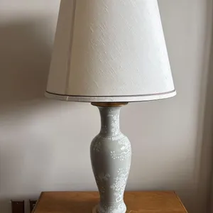 MCM FRENCH  SIDE TABLE BY DREXEL WITH FLORAL GINGER JAR LAMP