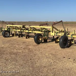 Row crop cultivator