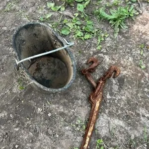 Rubber bucket and chain binder