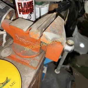 BENCH VISE