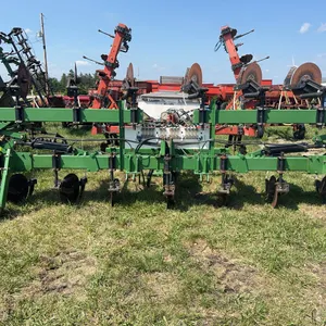 13 Knife 28 Applicator - 3pt Mounted, Good Coulters and Blades, Ground Drive Pump, Folded