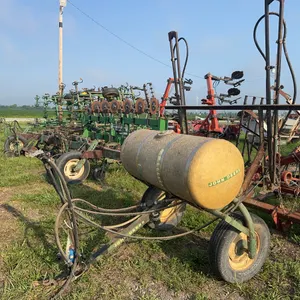 29-A John Deere Sprayer - 100 Gal w/ pto pump - 27’ width on 36” tip spacing