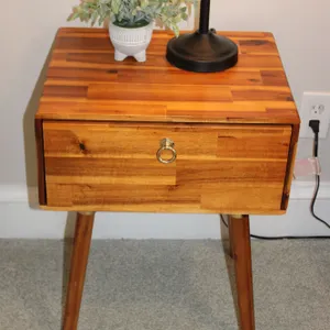 Nightstand, Lamp & Décor
