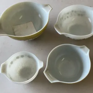 Set a Four Pyrex Bowls