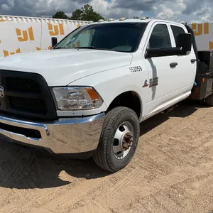 2018 RAM 3500 HD SINGLE AXLE CREW CAB 4X4 FLATBED TRUCK VIN: 3C7WRTCL5JG331809