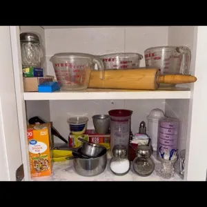 Pyrex Measuring Cups, Assorted Kitchenware