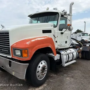 2013 Mack CHU613 semi truck
