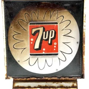 Vintage 7-Up Light
- no cord 
- rust noted 
-
