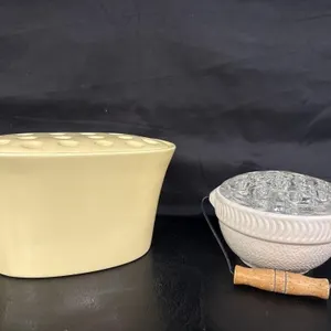 2 ceramic vases with frog lids