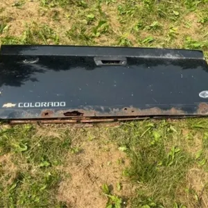 Black Chevy Colorado 2005 tailgate, Used