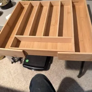 Bamboo expandable silverware holder