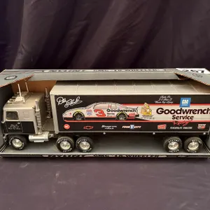 VINTAGE PRESSED STEEL NYLINT GMC 18-WHEELER TORY TRUCK