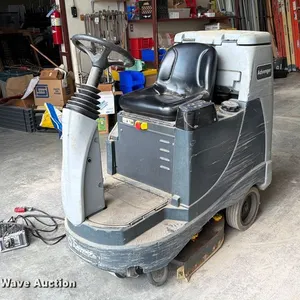 Advance Advenger 28050 floor scrubber